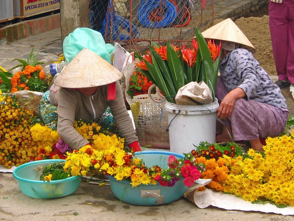 Chợ hoa ngày Tết ở Việt Nam với nhiều loại hoa xuân