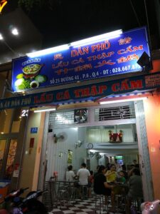 Nồi lẩu cá hải sản nghi ngút khói - ảnh minh hoạ