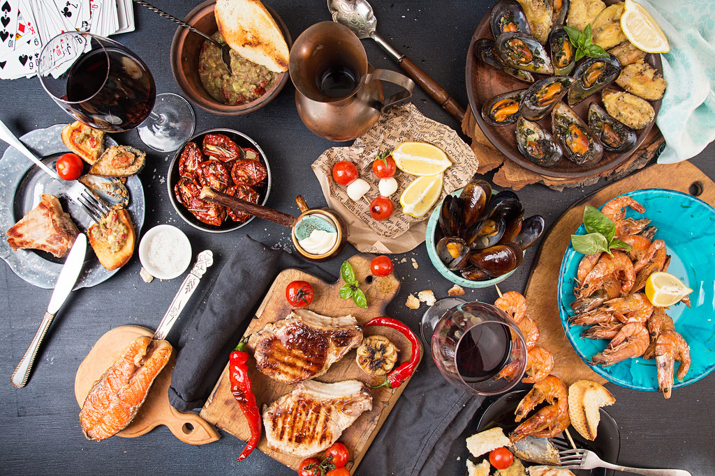 Mâm hải sản đa dạng kiểu buffet (ảnh minh họa)
