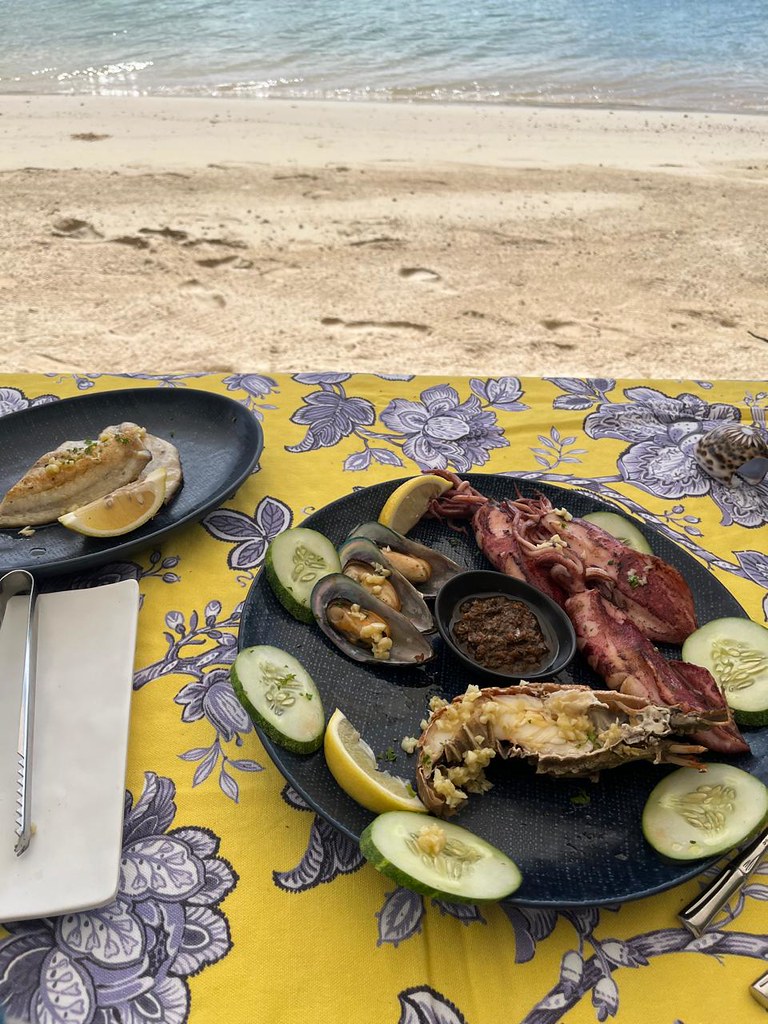 Đĩa hải sản nướng bày trên bàn, minh hoạ món ăn biển